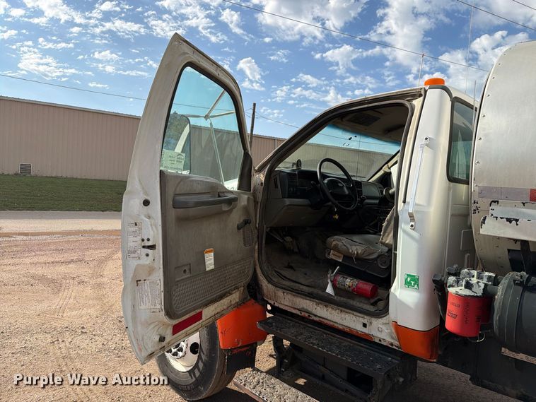 image for item EA0471 2004 Ford F750 oil distributor truck
