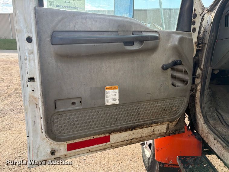 image for item EA0471 2004 Ford F750 oil distributor truck