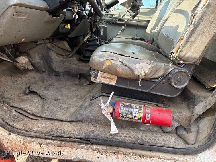 image for item EA0471 2004 Ford F750 oil distributor truck