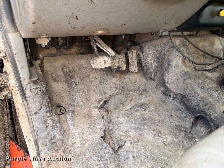 image for item EA0471 2004 Ford F750 oil distributor truck