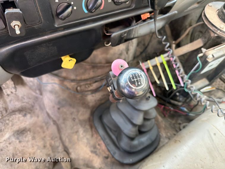 image for item EA0471 2004 Ford F750 oil distributor truck