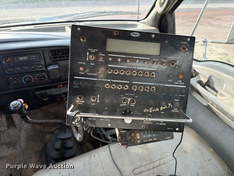 image for item EA0471 2004 Ford F750 oil distributor truck