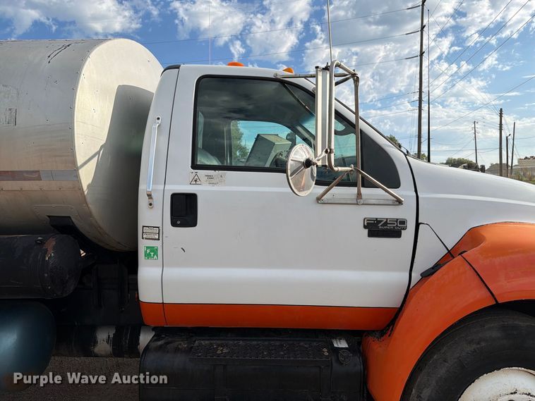 image for item EA0471 2004 Ford F750 oil distributor truck
