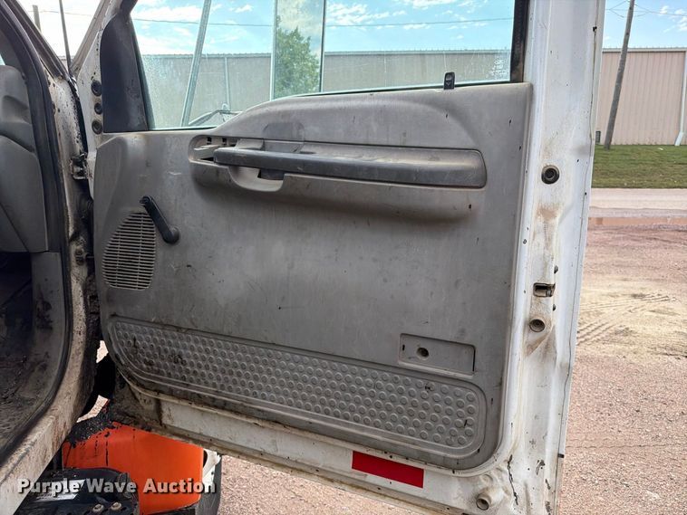image for item EA0471 2004 Ford F750 oil distributor truck