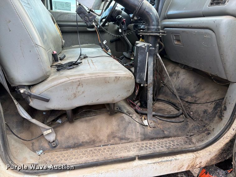image for item EA0471 2004 Ford F750 oil distributor truck