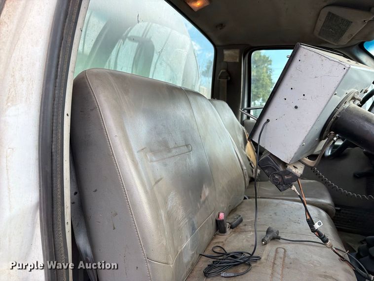 image for item EA0471 2004 Ford F750 oil distributor truck