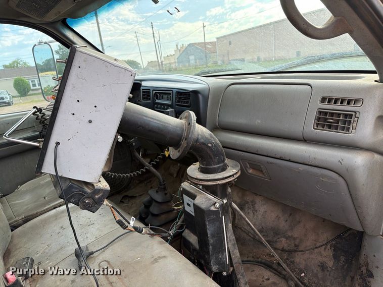 image for item EA0471 2004 Ford F750 oil distributor truck