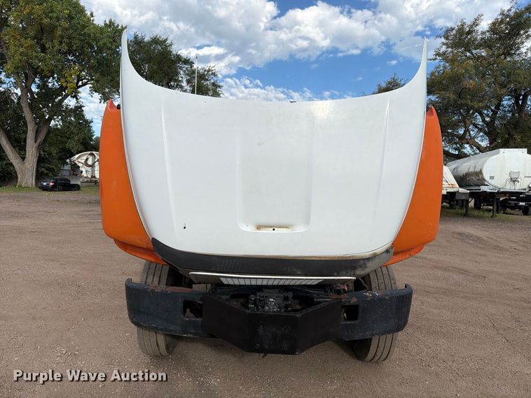 image for item EA0471 2004 Ford F750 oil distributor truck