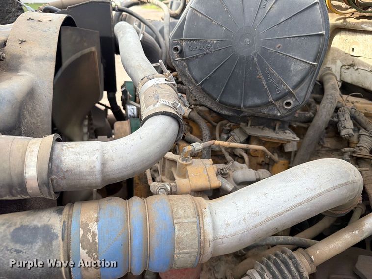 image for item EA0471 2004 Ford F750 oil distributor truck