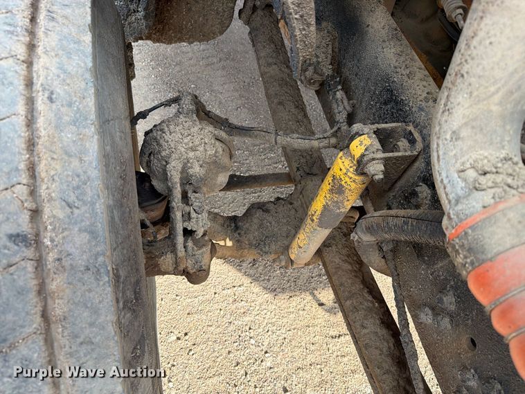 image for item EA0471 2004 Ford F750 oil distributor truck