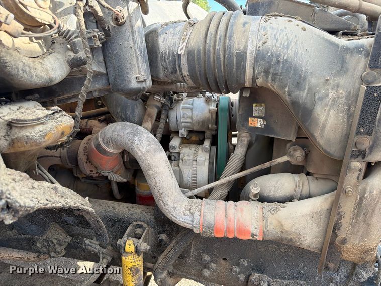 image for item EA0471 2004 Ford F750 oil distributor truck