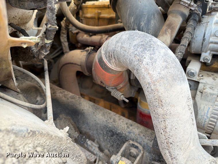 image for item EA0471 2004 Ford F750 oil distributor truck