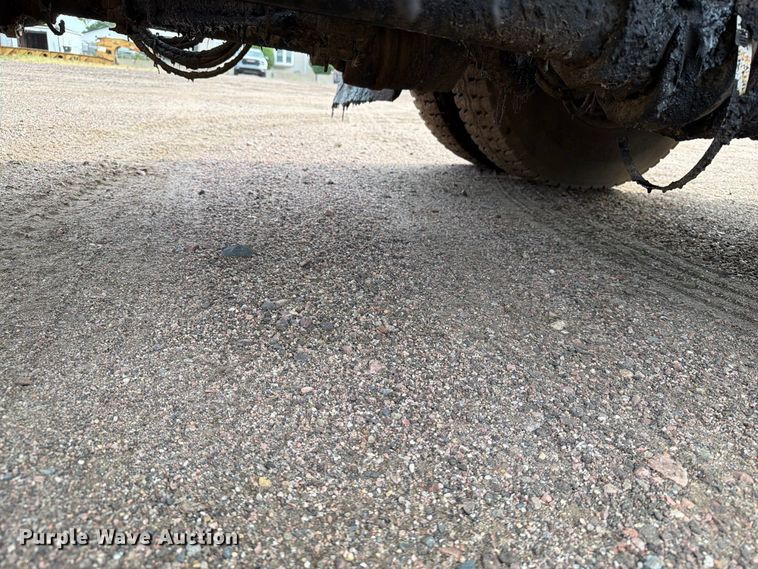 image for item EA0471 2004 Ford F750 oil distributor truck