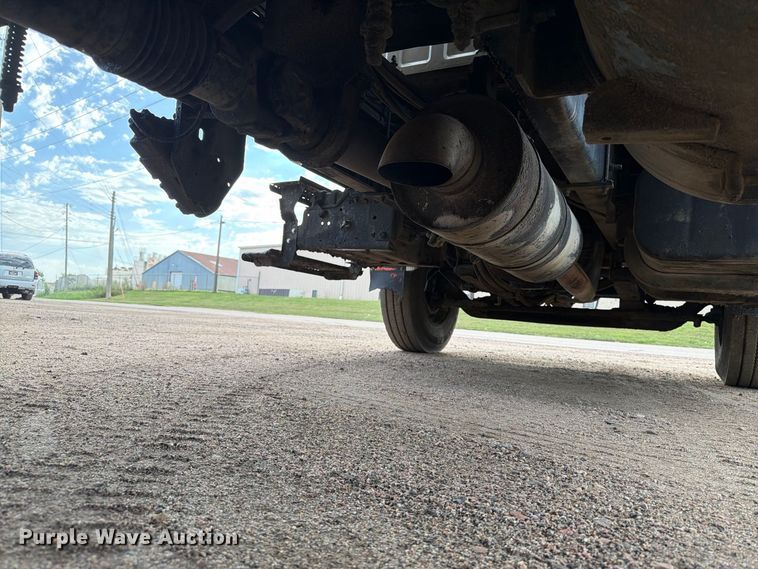image for item EA0471 2004 Ford F750 oil distributor truck