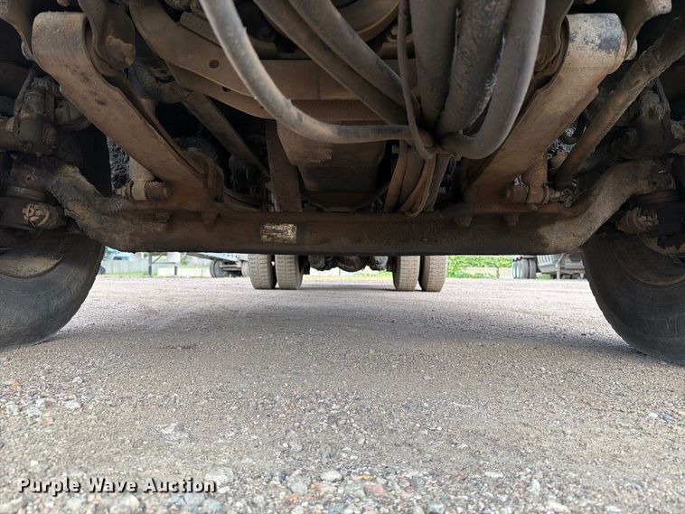 image for item EA0471 2004 Ford F750 oil distributor truck