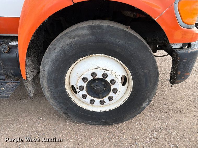 image for item EA0471 2004 Ford F750 oil distributor truck