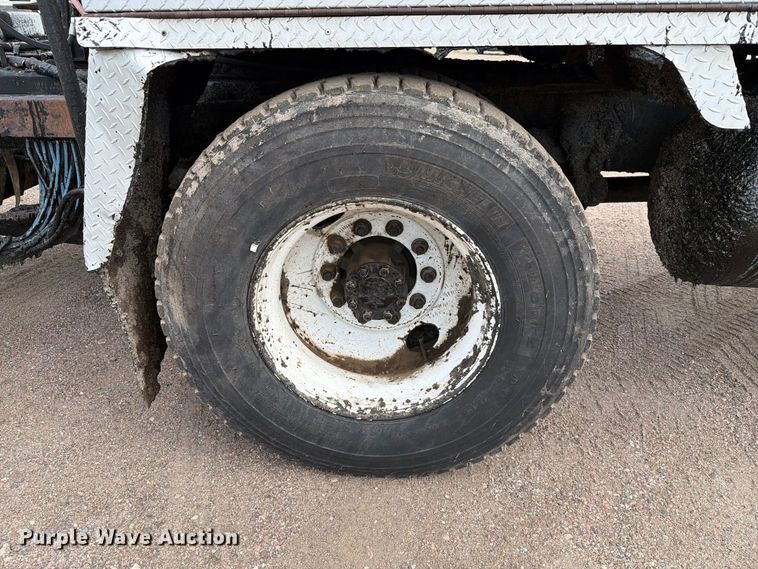 image for item EA0471 2004 Ford F750 oil distributor truck
