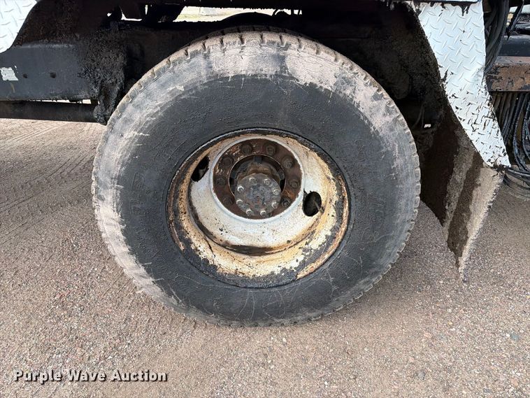 image for item EA0471 2004 Ford F750 oil distributor truck