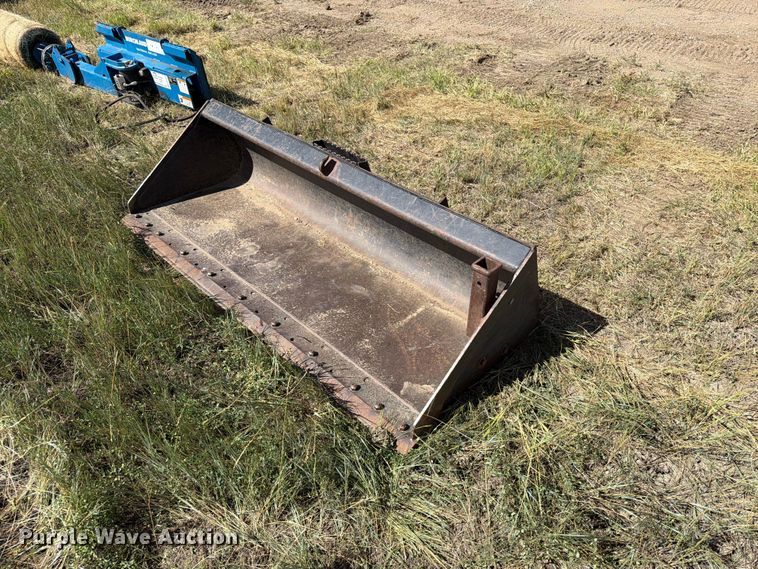 Caterpillar skid steer bucket