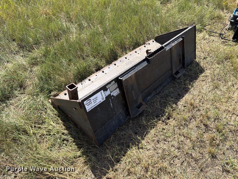 image for item EA0485 Caterpillar skid steer bucket