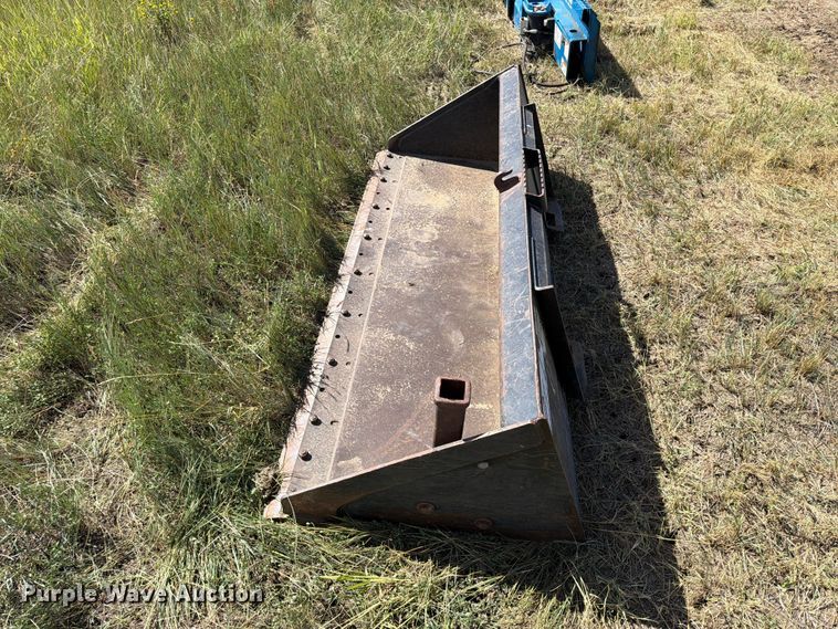 image for item EA0485 Caterpillar skid steer bucket