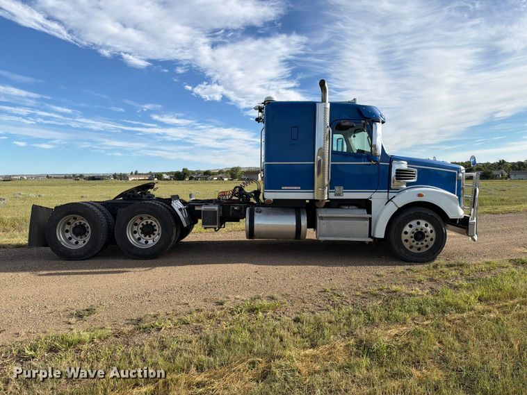 image for item EA0487 2015 Freightliner 122SD semi truck