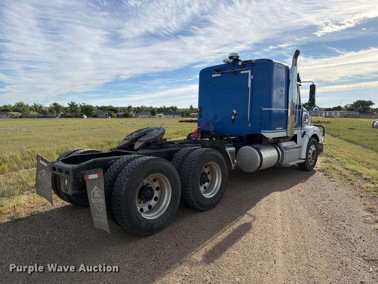 image for item EA0487 2015 Freightliner 122SD semi truck