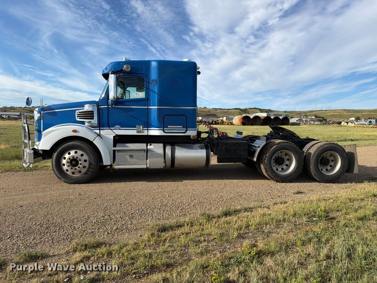 image for item EA0487 2015 Freightliner 122SD semi truck