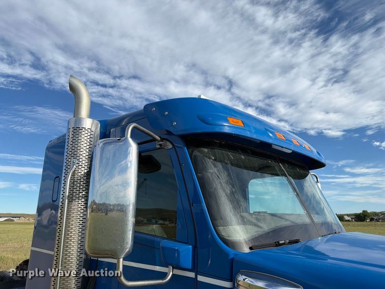 image for item EA0487 2015 Freightliner 122SD semi truck