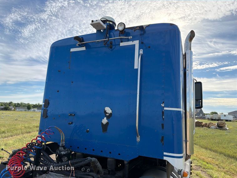 image for item EA0487 2015 Freightliner 122SD semi truck