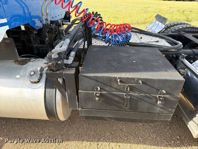 image for item EA0487 2015 Freightliner 122SD semi truck