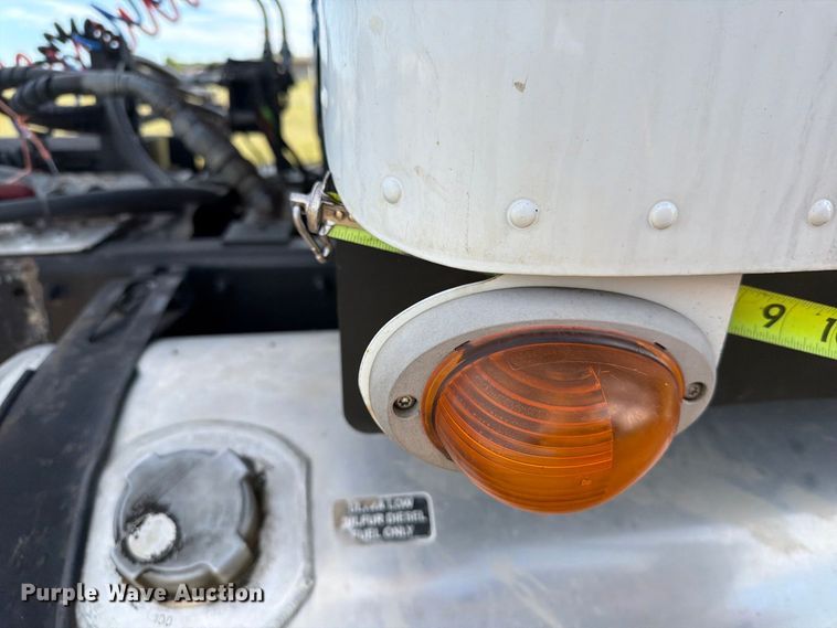 image for item EA0487 2015 Freightliner 122SD semi truck