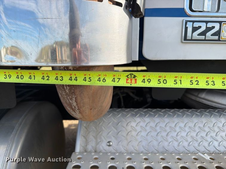 image for item EA0487 2015 Freightliner 122SD semi truck