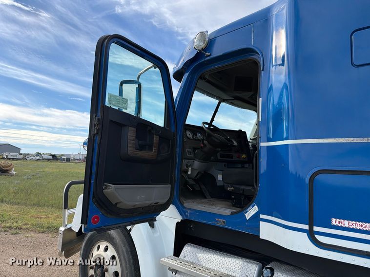 image for item EA0487 2015 Freightliner 122SD semi truck