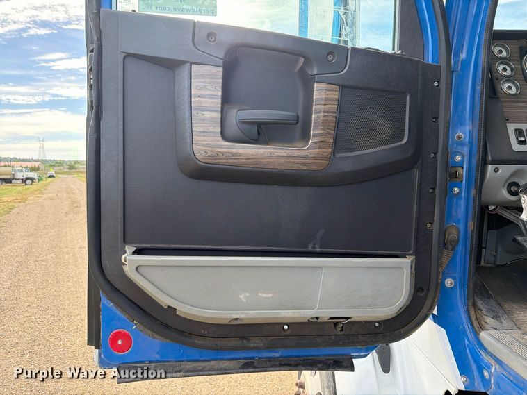 image for item EA0487 2015 Freightliner 122SD semi truck