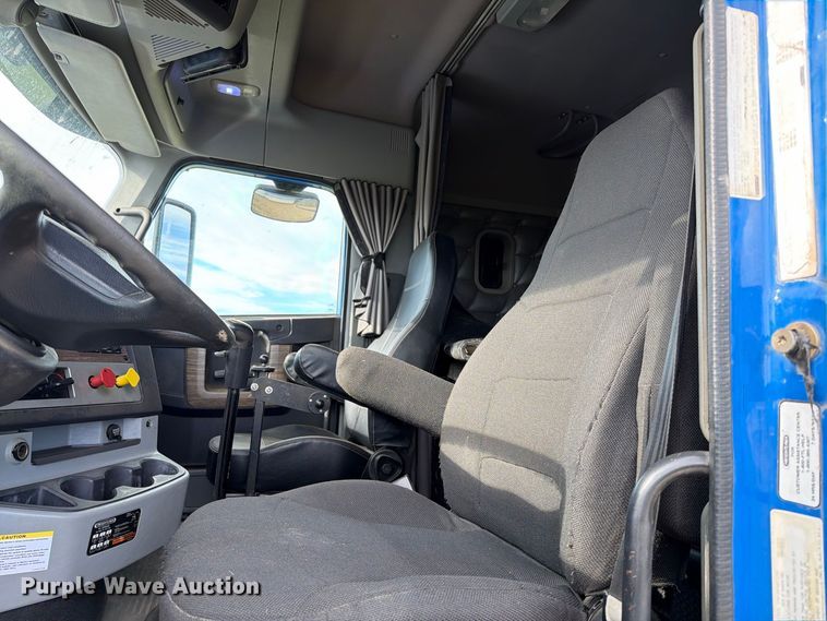 image for item EA0487 2015 Freightliner 122SD semi truck