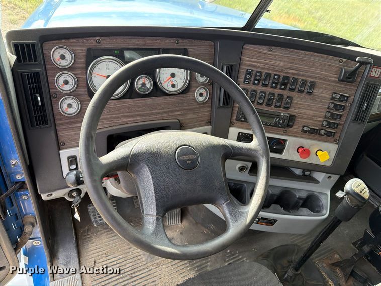 image for item EA0487 2015 Freightliner 122SD semi truck