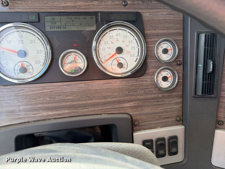 image for item EA0487 2015 Freightliner 122SD semi truck