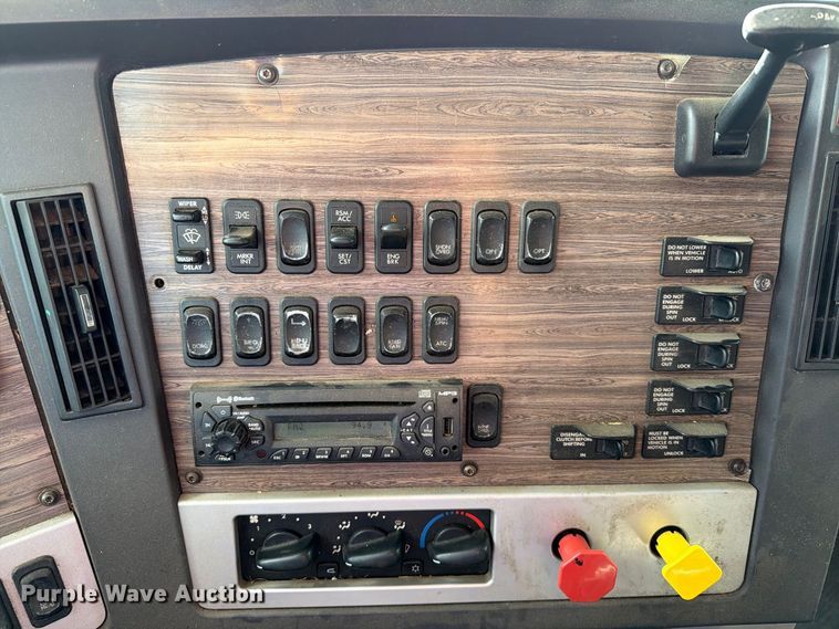 image for item EA0487 2015 Freightliner 122SD semi truck