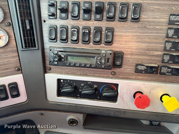 image for item EA0487 2015 Freightliner 122SD semi truck