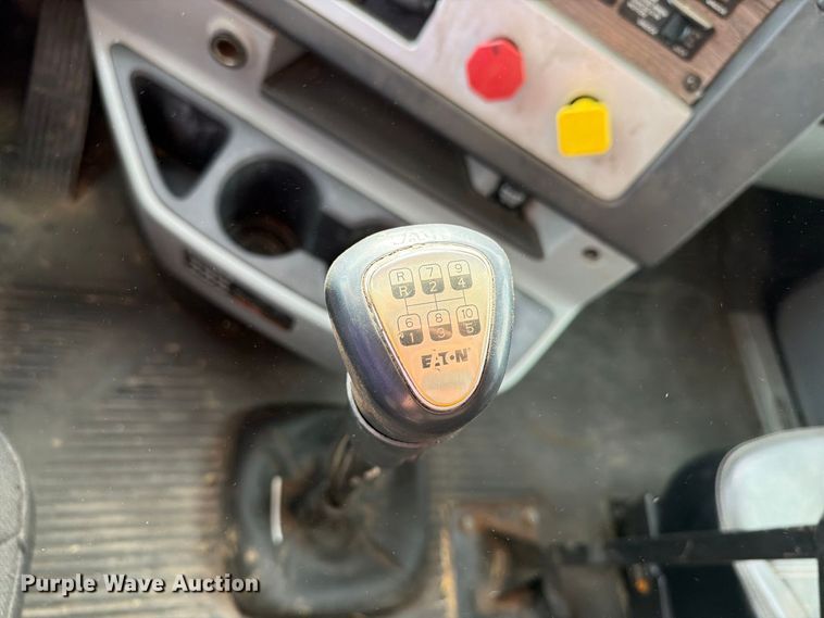 image for item EA0487 2015 Freightliner 122SD semi truck
