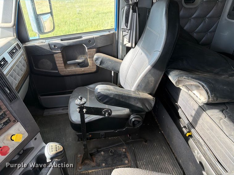 image for item EA0487 2015 Freightliner 122SD semi truck
