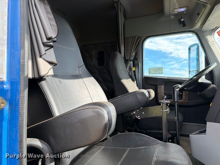 image for item EA0487 2015 Freightliner 122SD semi truck