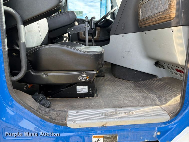 image for item EA0487 2015 Freightliner 122SD semi truck
