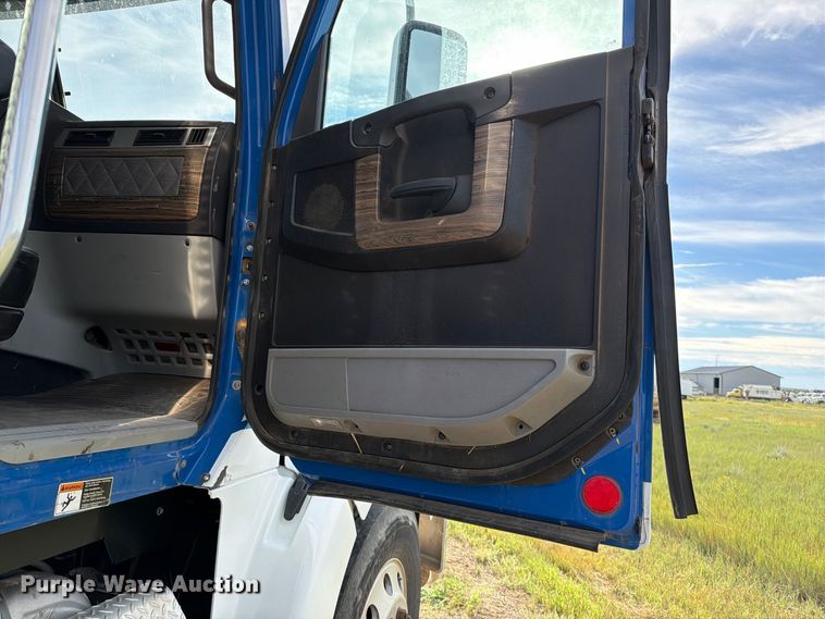 image for item EA0487 2015 Freightliner 122SD semi truck