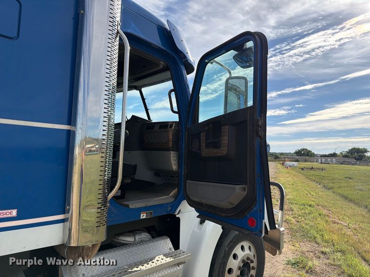 image for item EA0487 2015 Freightliner 122SD semi truck