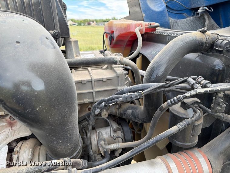 image for item EA0487 2015 Freightliner 122SD semi truck