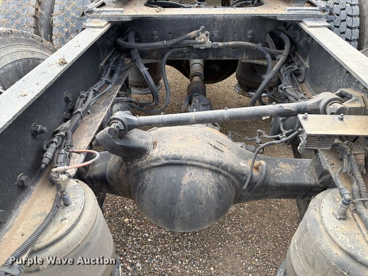 image for item EA0487 2015 Freightliner 122SD semi truck