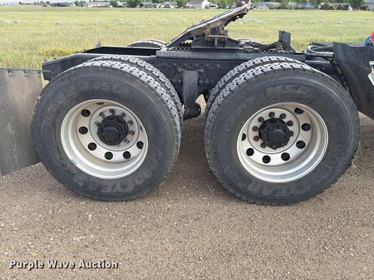 image for item EA0487 2015 Freightliner 122SD semi truck