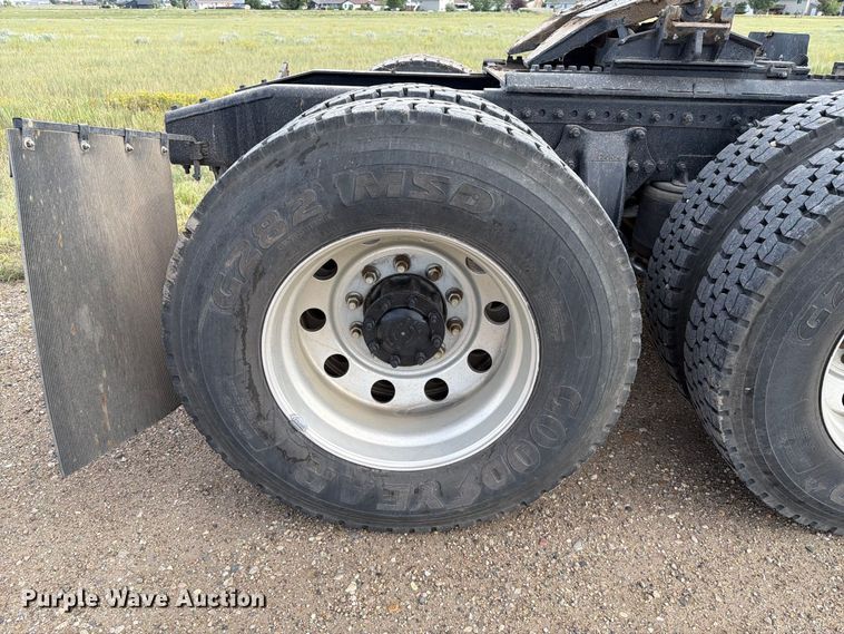 image for item EA0487 2015 Freightliner 122SD semi truck